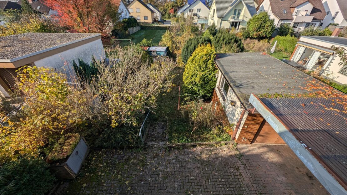 Blick auf die Terrasse und den Garten