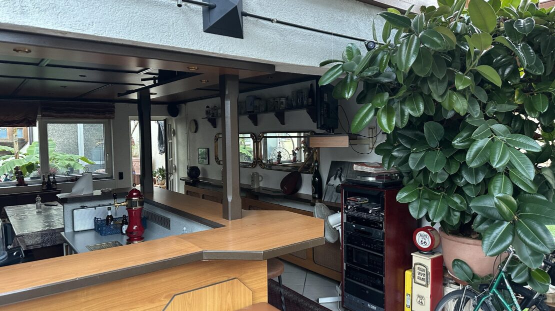 Bar / Garage