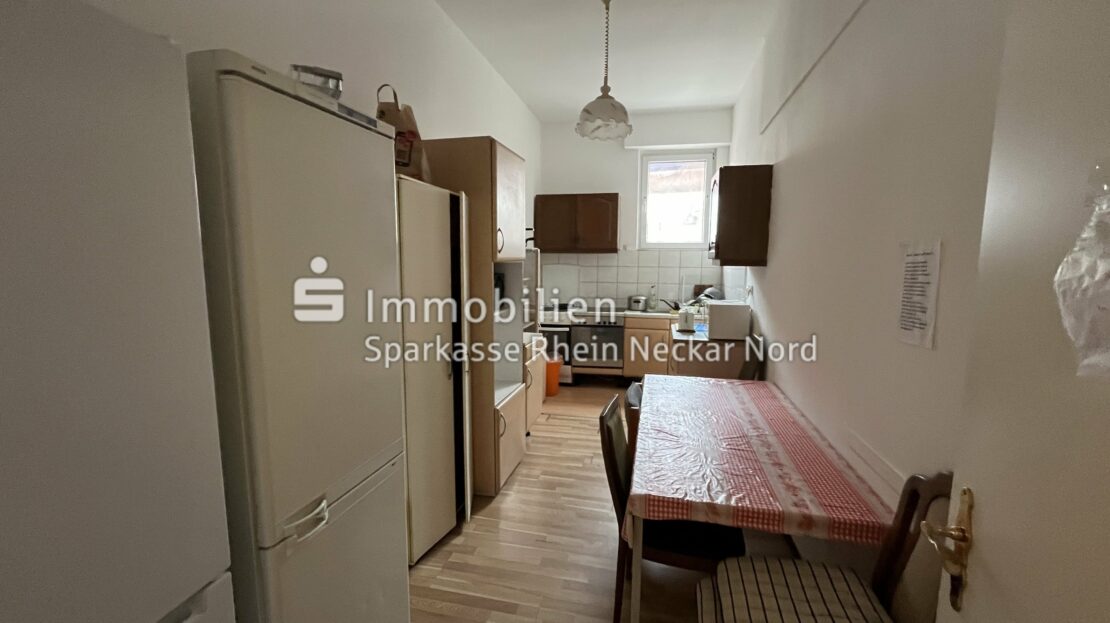 Küche im Erdgeschoss mit Laminatboden