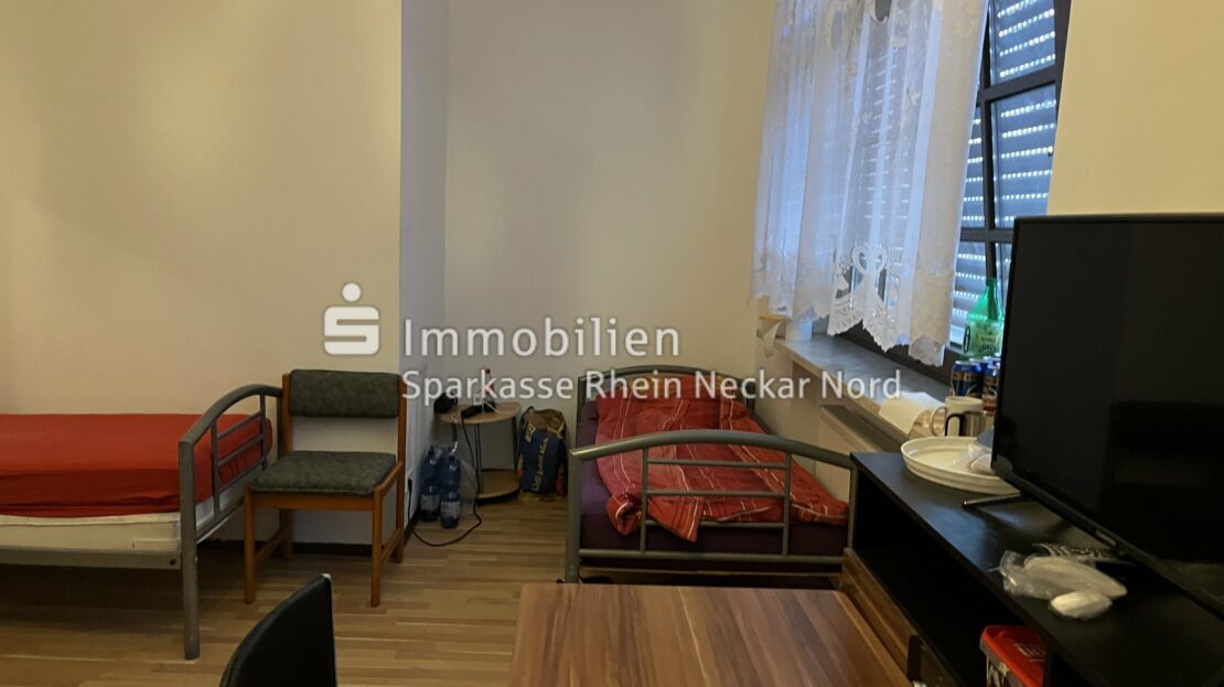 Zimmer mit Laminatboden, Fenster mit Rollladen