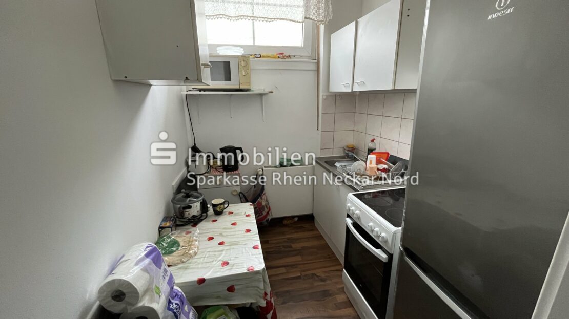 Küche mit Laminatboden, Fenster und Spülbecken