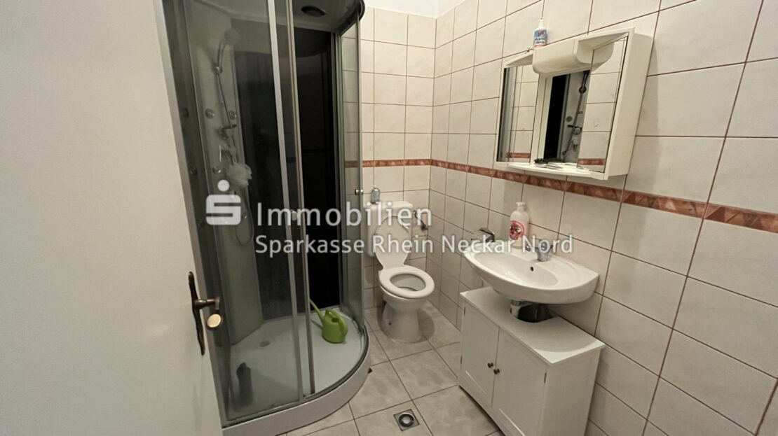 innenliegendes Bad mit Dusche, WC, Waschbecken