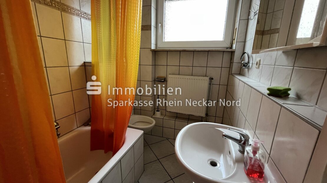Bad mit Badewanne, Fenster, WC, Waschbecken