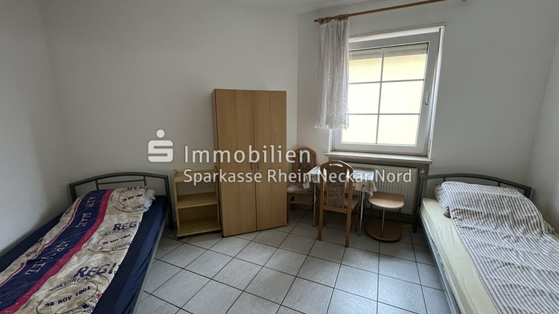 Zimmer mit Heizkörper, Fliesenboden, Fenster