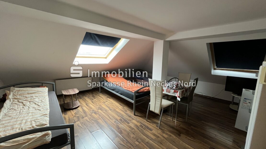 Zimmer im Dachgeschoss mit Laminatboden, Fenstern