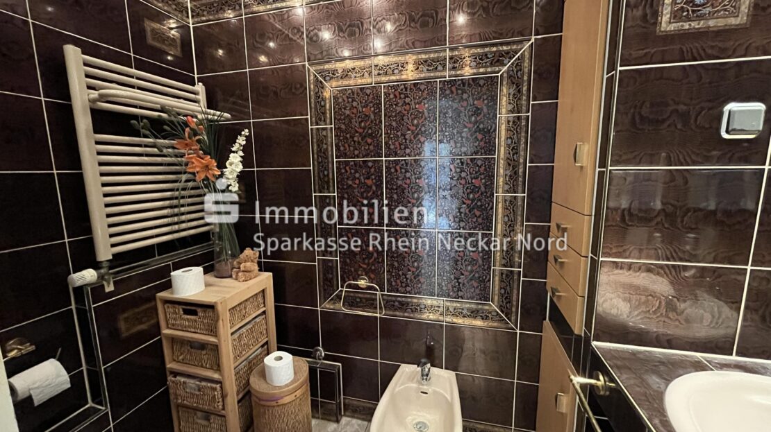 Gäste-WC im Obergeschoss mit Bidet und Waschbecken