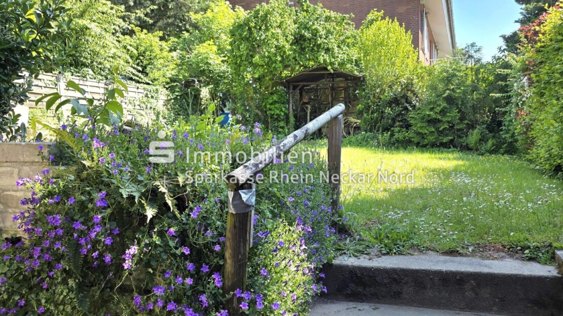 Blick auf Garten mit Treppenaufgang zum Rasen