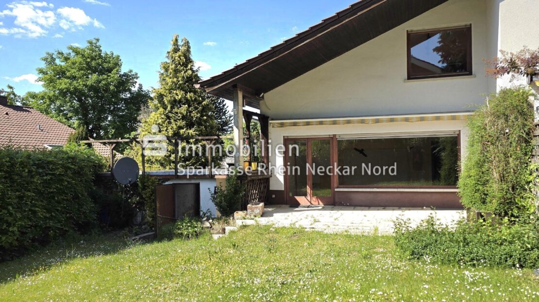 Blick auf das Haus und Rasenfläche