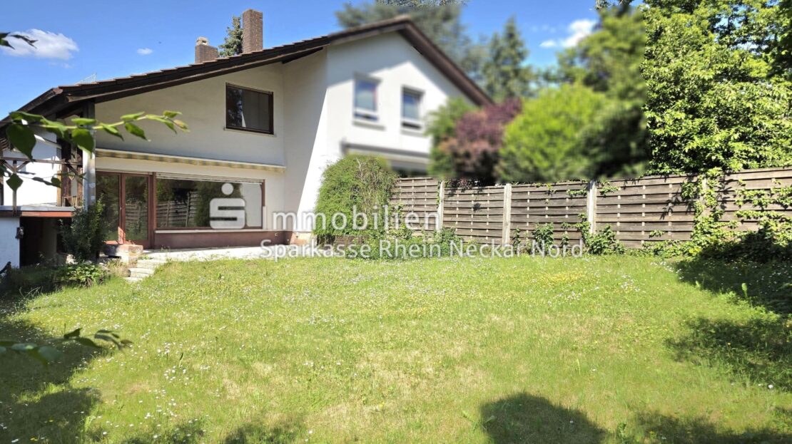 Gartenansicht mit Blick auf Haus und Terrasse