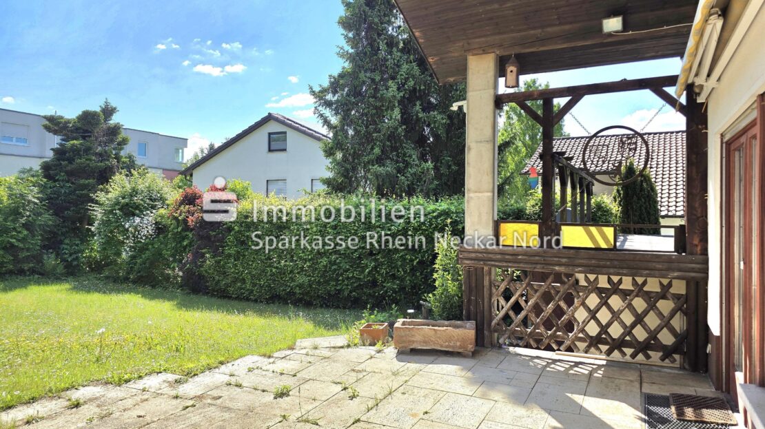 Blick auf den Garten von der Terrasse aus