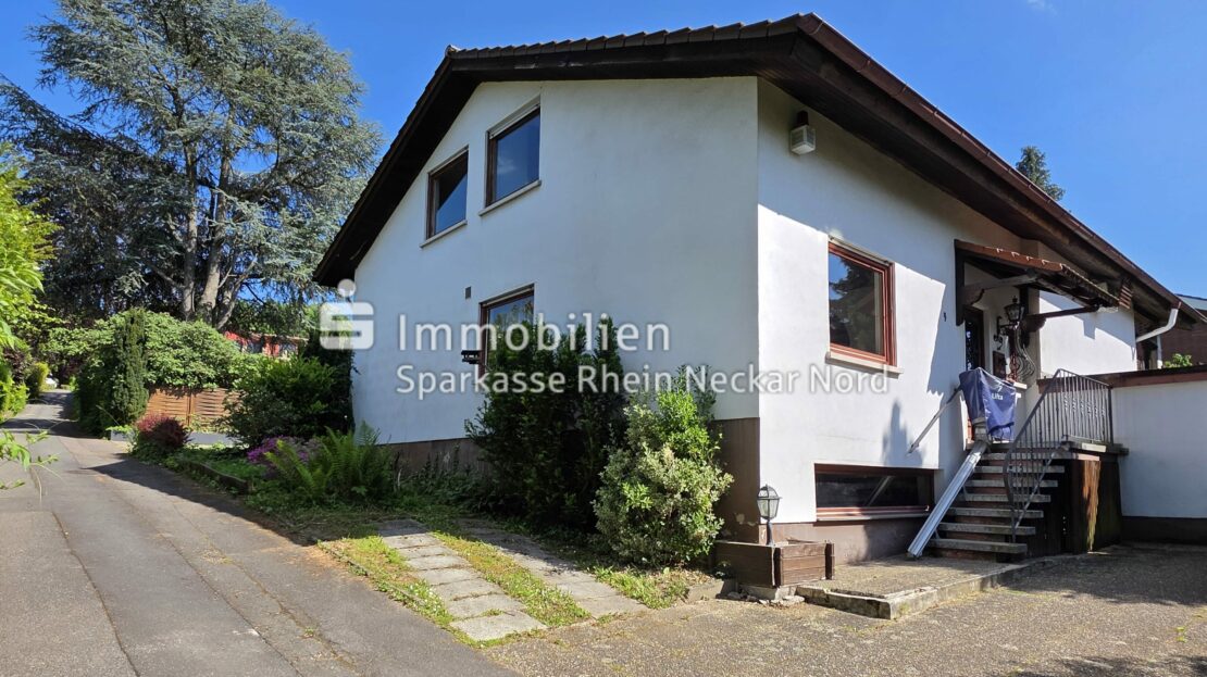 Blick auf Haus von vorne mit Hauseingang