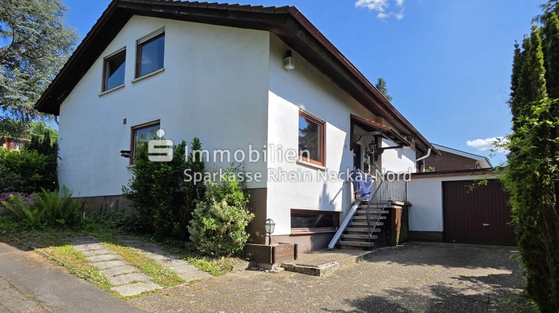 Hausansicht von vorne mit Garage