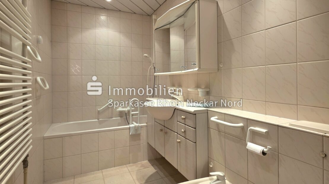 Blick ins Bad mit Wanne, WC und Waschbecken