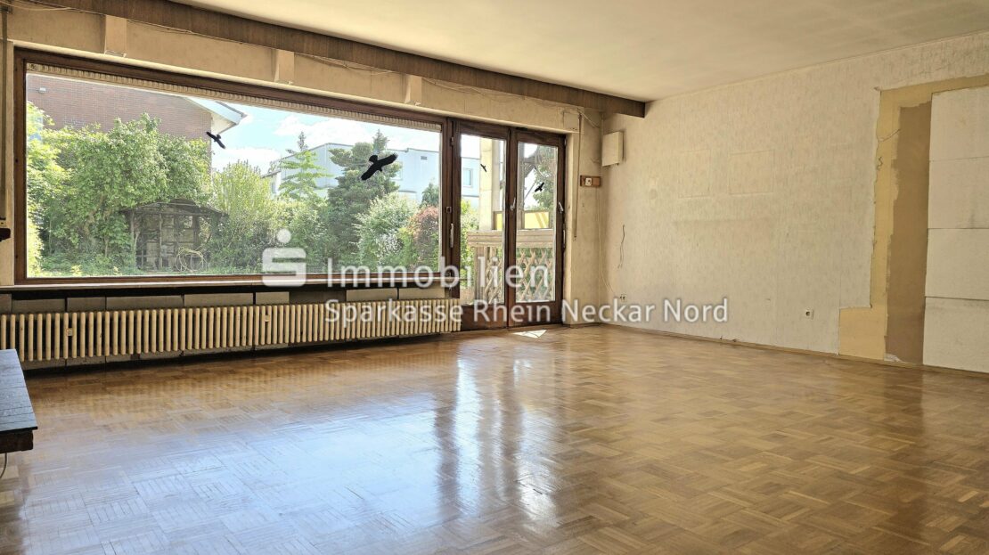 Blick ins Wohnzimmer mit großer Fensterfront