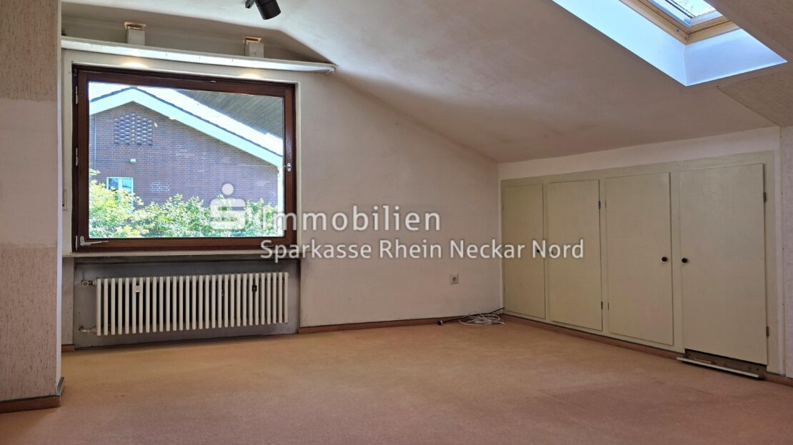 Blick in den Schlafraum mit zwei Fenstern