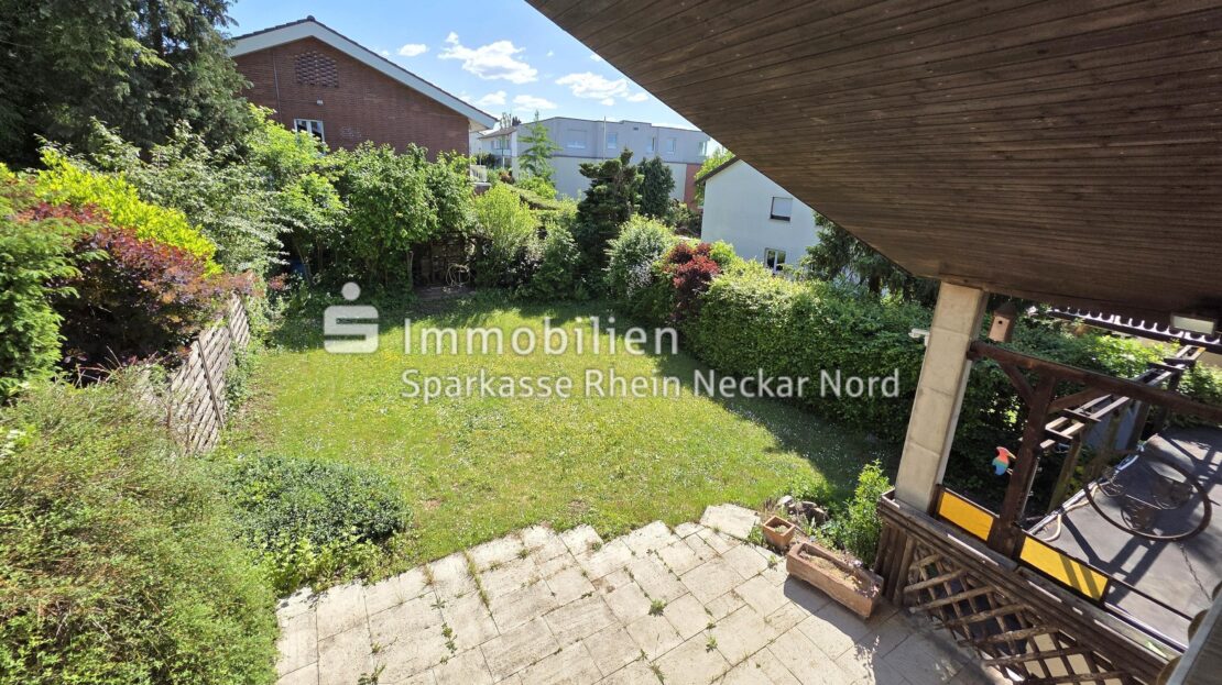 Blick vom Obergeschoss auf den Garten