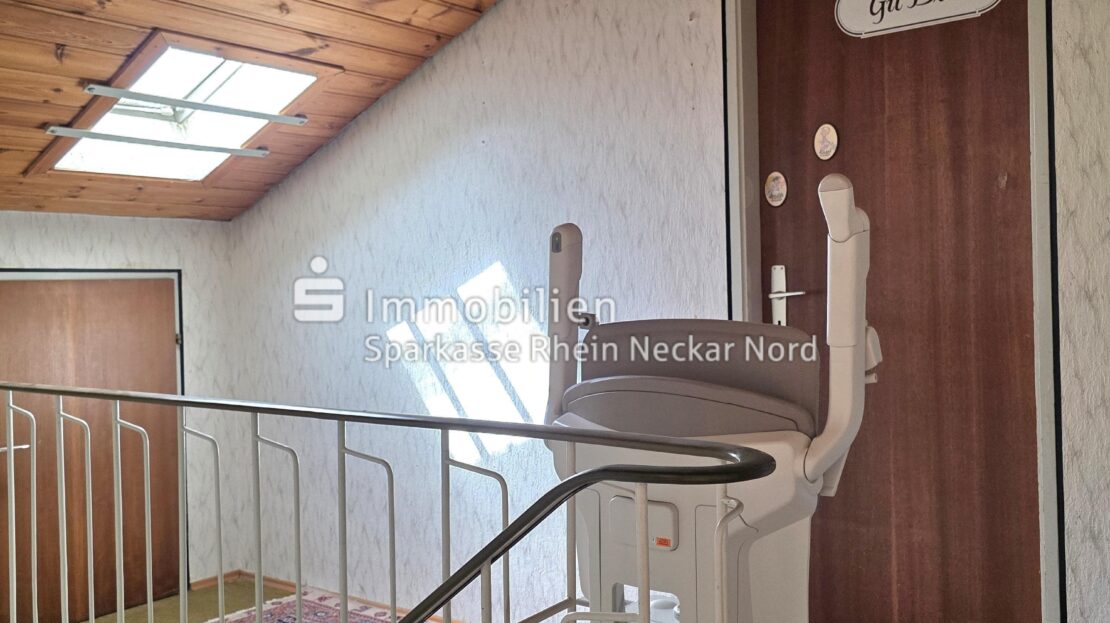 Diele im Obergeschoss mit Treppenlift