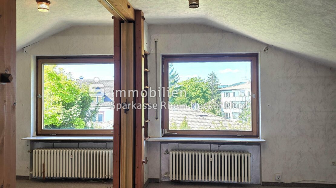 Blick in zwei Schlafräumen mit Fenster