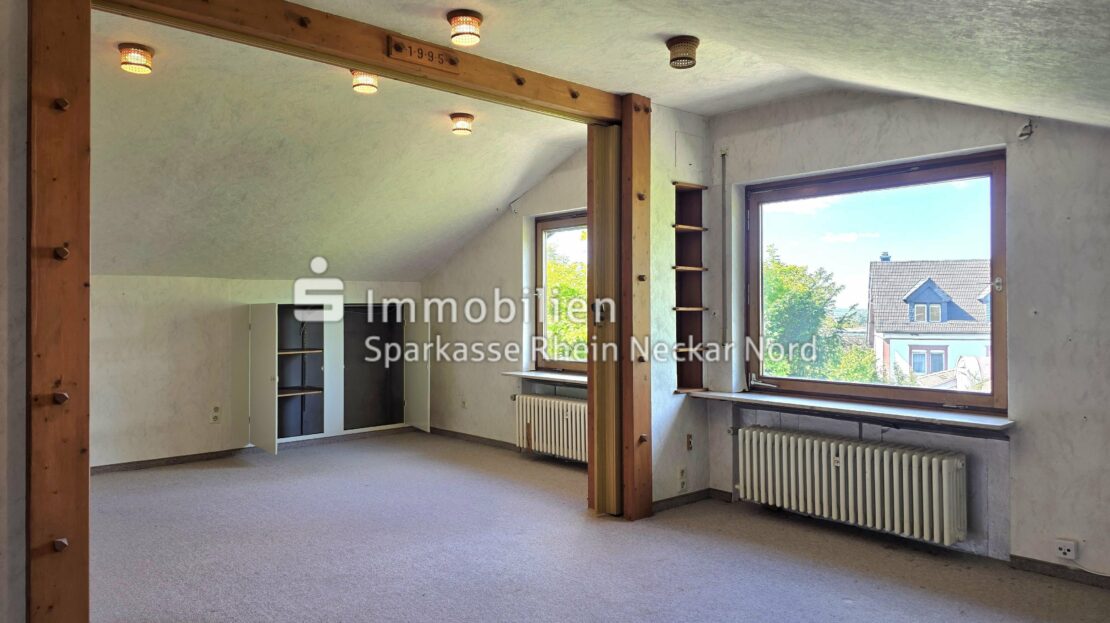 Blick in zwei Schlafräumen mit Abtrennung