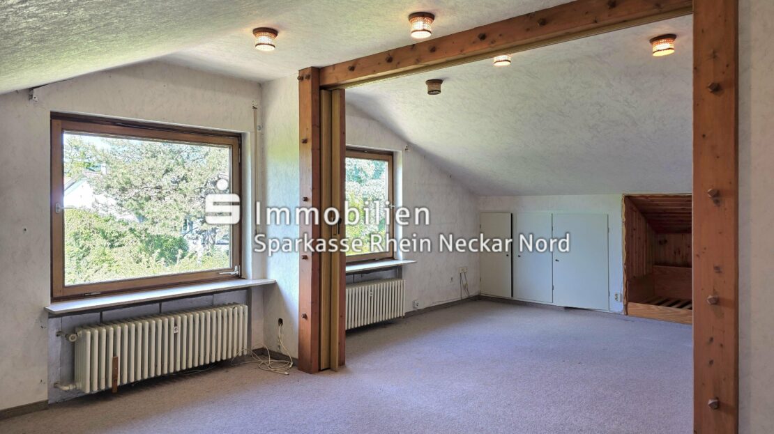 Blick in zwei Schlafräumen mit Abtrennung