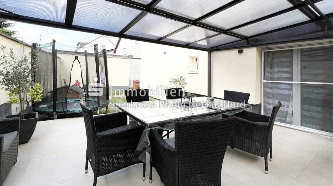 Terrasse mit Zugang zum Garten