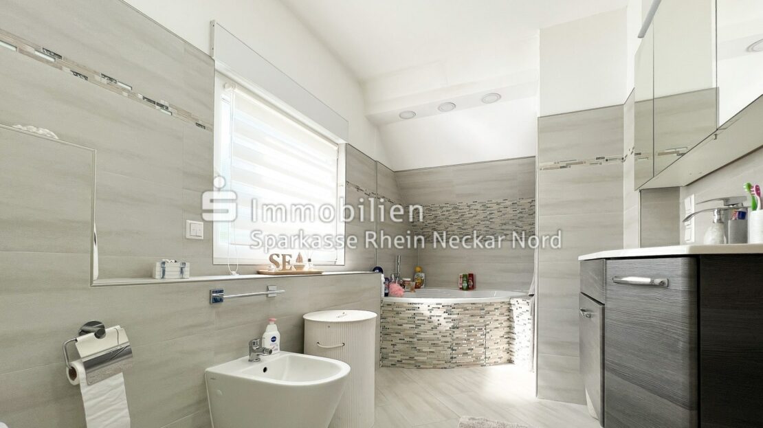 Badezimmer mit Bidet im DG