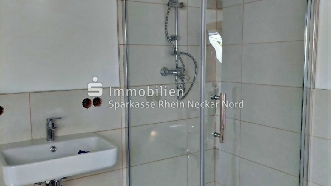 Duschbad im DG mit Waschbecken und Glasdusche