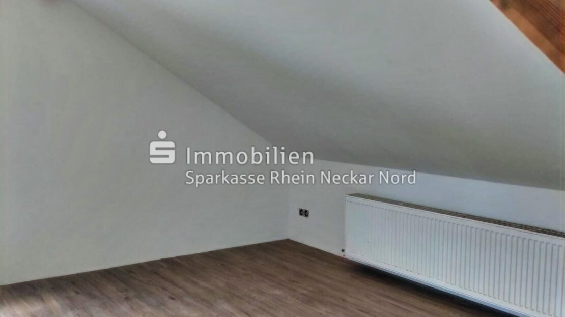 Dachstudio mit Holzbalken und Dachschräge