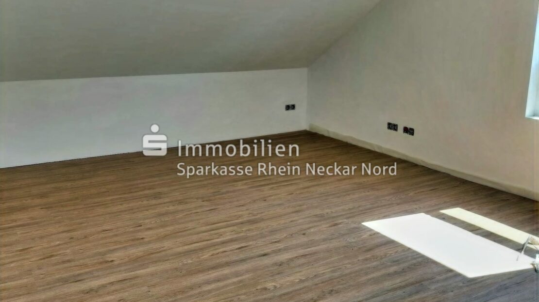 Dachstudio mit Holzbalken und Dachschräge