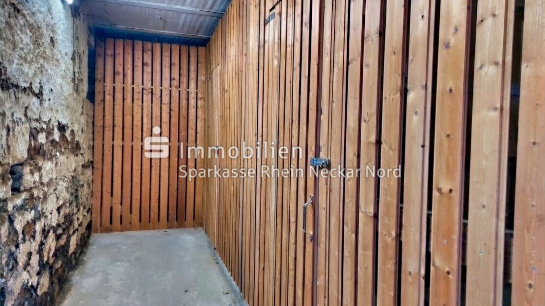 Lagerraum mit Holzwänden Im Nebengebäude