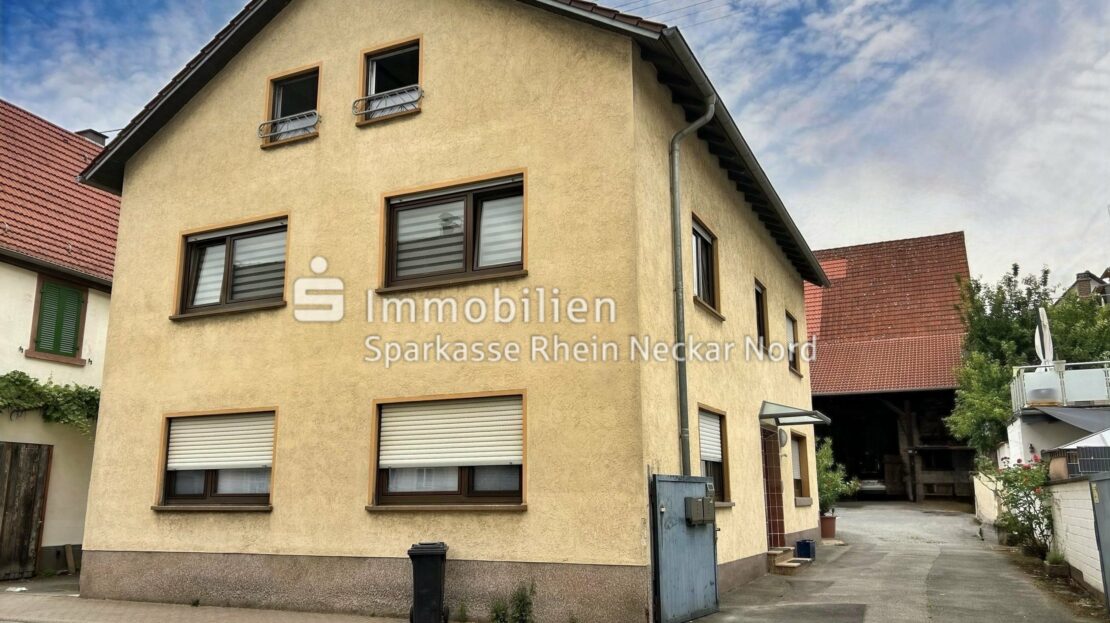 Hausansicht 2 Familienhaus mit Hofeinfahrt