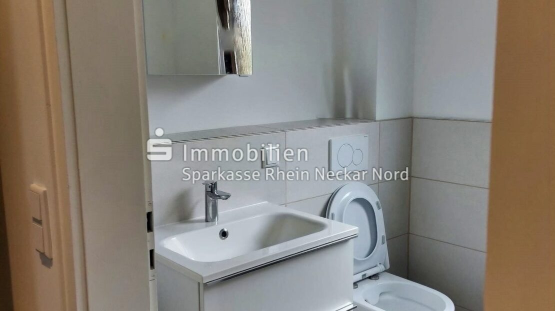 Modernes Duschbad mt Waschbecken und WC
