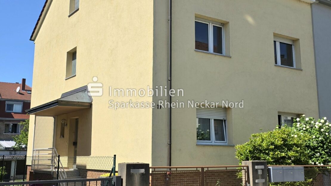 Ansicht auf Haus mit Vorgarten und Einfahrtstor