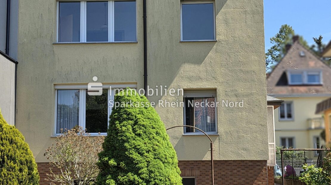 Ansicht auf Hausrückseite mit Garten und Gehweg