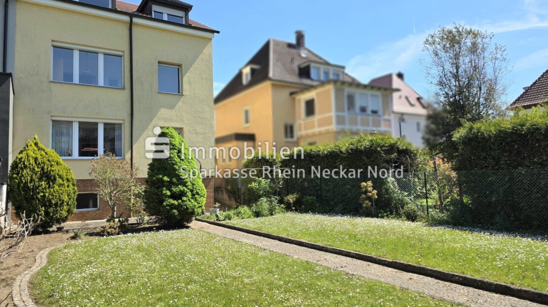 Blick vom Garten auf Haus von der Rückseite