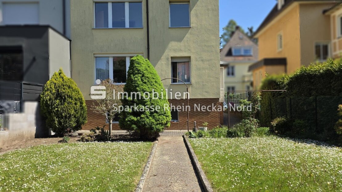 Blick vom Garten auf Haus von hinten