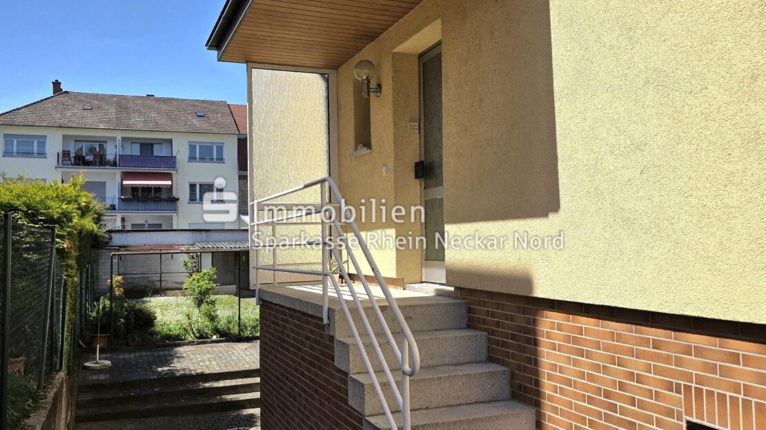 Blick auf Hauseingangsbereich mit Treppe