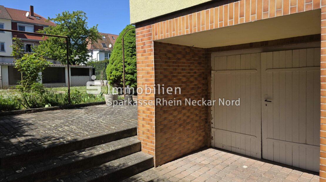 Blick auf rückwärtigen Garten und Kellertür