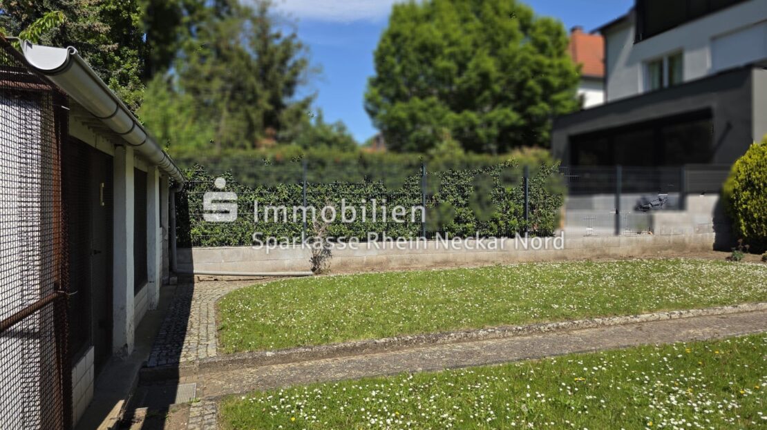Blick auf rückwärtigen Garten und Schuppengebäude