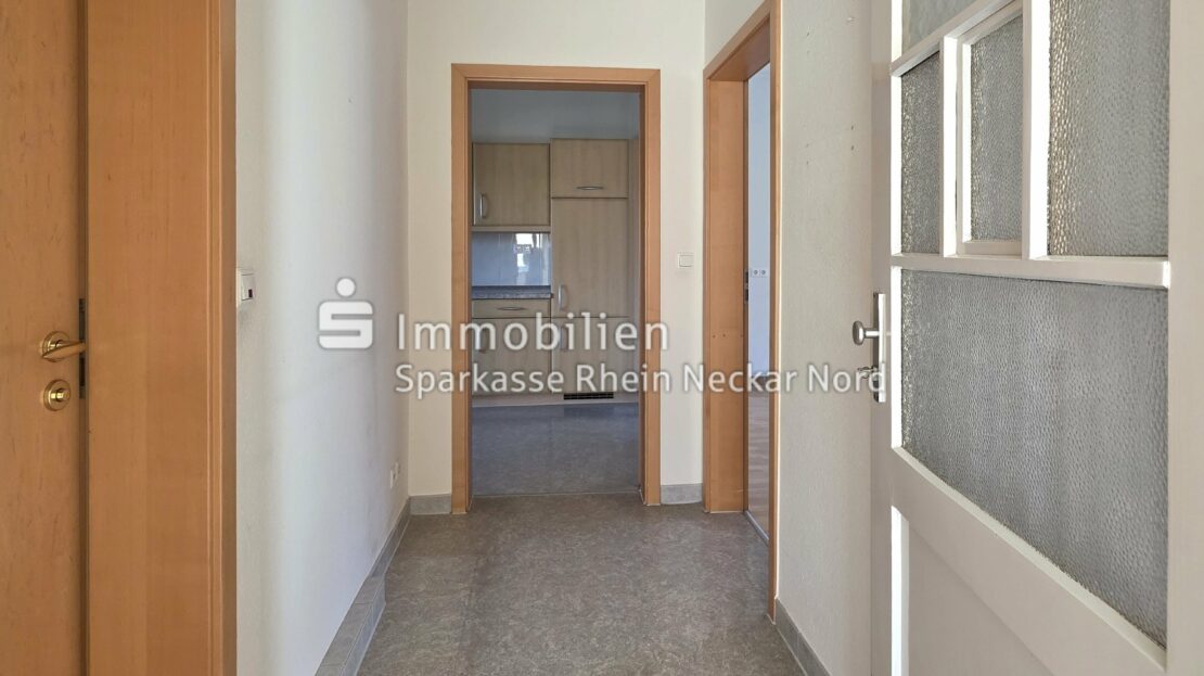 Blick in Wohnungsdiele und Küche  im Obergeschoss