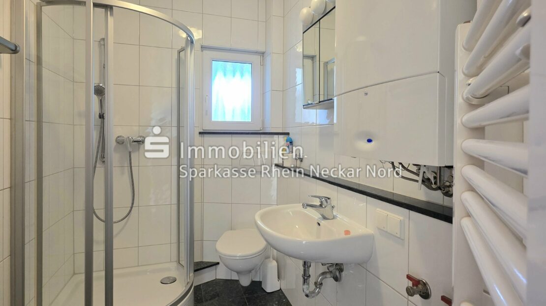 Blick ins Tageslichtbad mit Dusche, WC