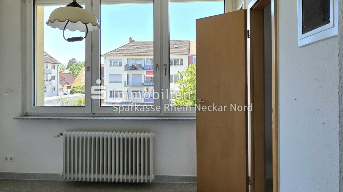 Blick auf Essplatz mit Abstellraum im Obergechoss
