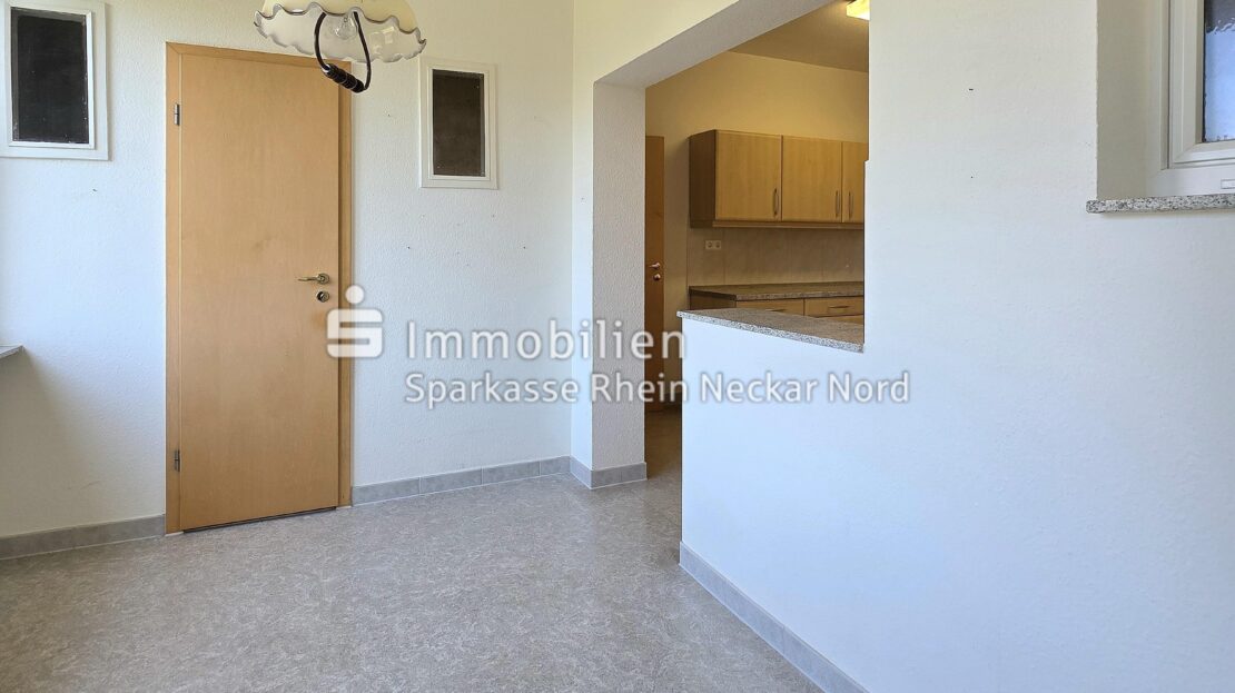Blick vom Esszimmer auf Abstellraum und Küche