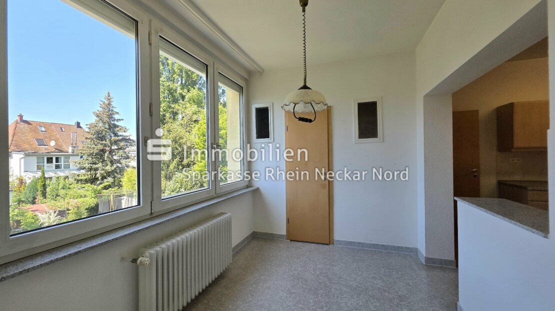 Blick auf Esszimmer, Abstellraum und Küche
