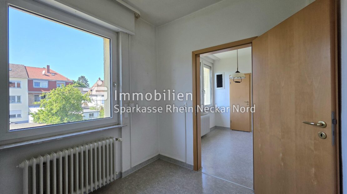 Blick auf Wohnraum und Esszimmer mit Abstellraum