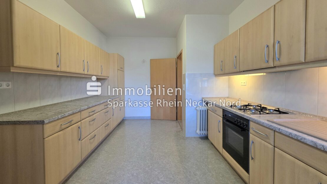 Blick in die Küche mit Einbaumöbel im Obergeschoss