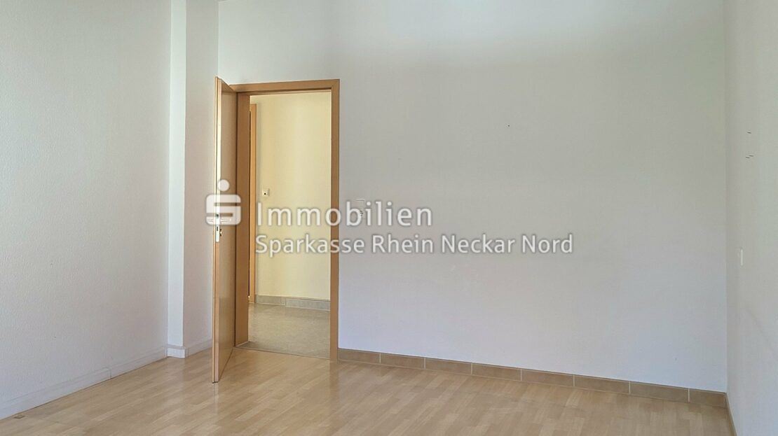 Blick in den Schlafraum und auf Diele im OG