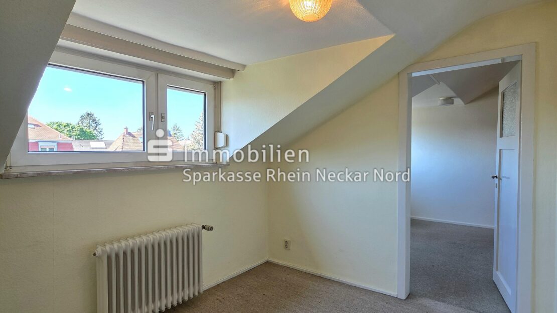 Blick auf Wohnraum und Essplatz im Dachgeschoss