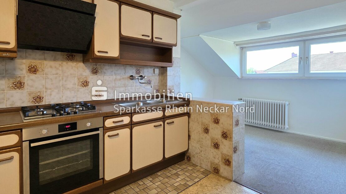 Blick in die Küche und auf Esszimmer im DG