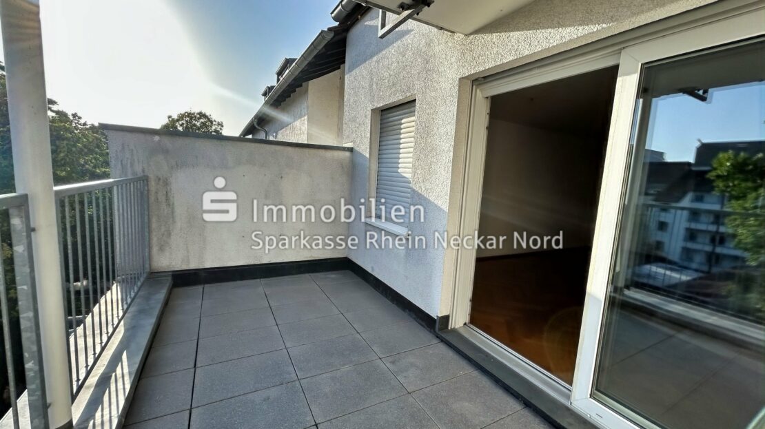 Südlich ausgerichteter Balkon mit Metallgeländer